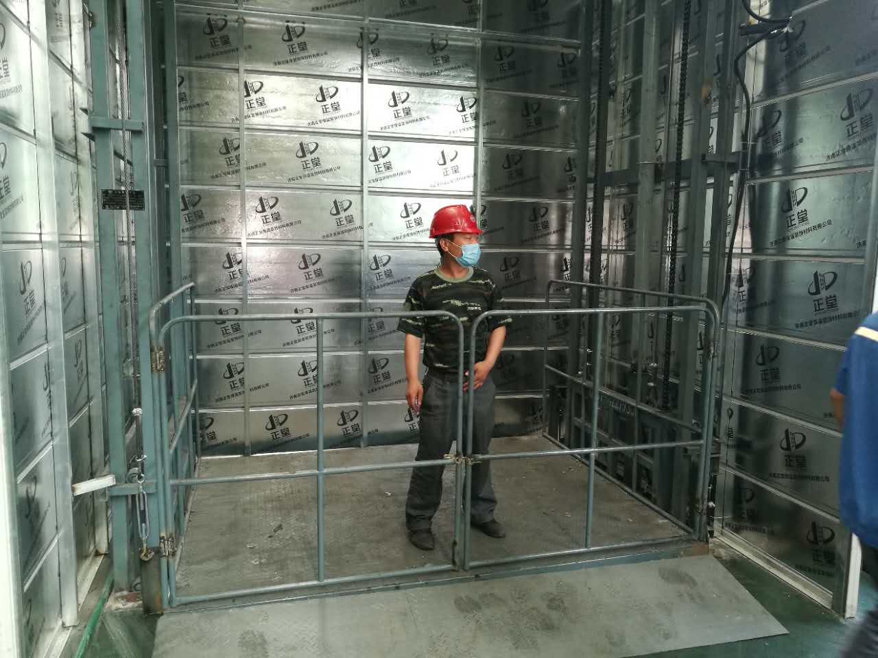 美麗中國(guó)（開(kāi)元集團(tuán)）導(dǎo)軌升降機(jī)安裝完畢！