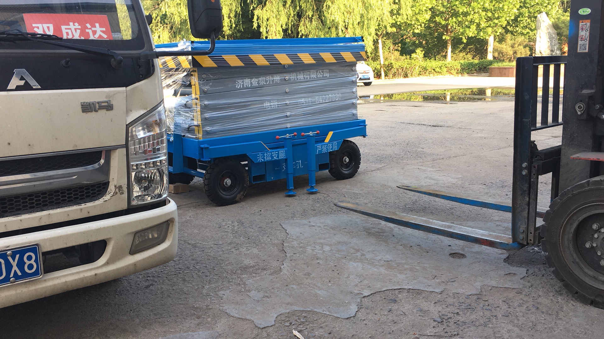 江西10米移動(dòng)升降機(jī)發(fā)貨現(xiàn)場(chǎng)